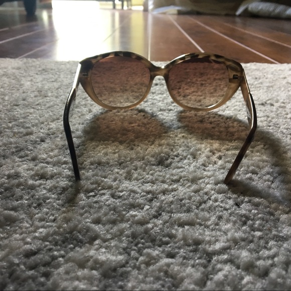 Fabulous cat eye sunglasses! Gold accent - Picture 5 of 5
